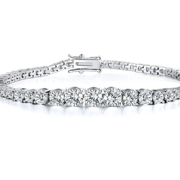 Neiman Marcus Jewelry - 18k 17ct Tennis Bracelet